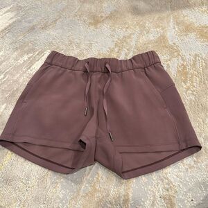 Lululemon On The Fly Short 2.5" Womens size 6 Cherry Cola in GUC